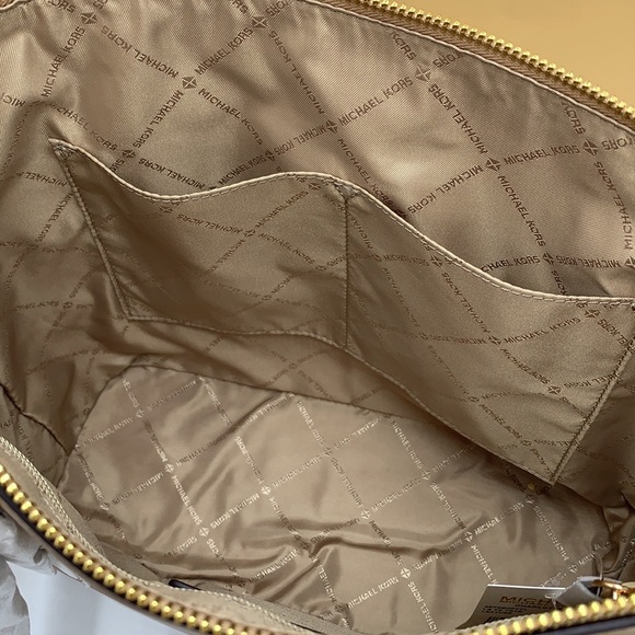 MICHAEL KORS
Jet Set Lg Crossgrain Leather Top-Zip Charlotte Tote Shoulder
Camel - Picture 13 of 16